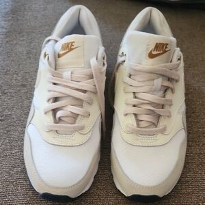 NIKE AIR, SIZE 5Y. TAN, WHITE AND CREAM🦘